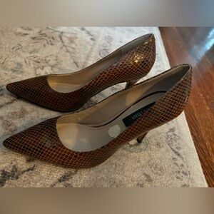White House Black Market brown croc pumps heels size 7